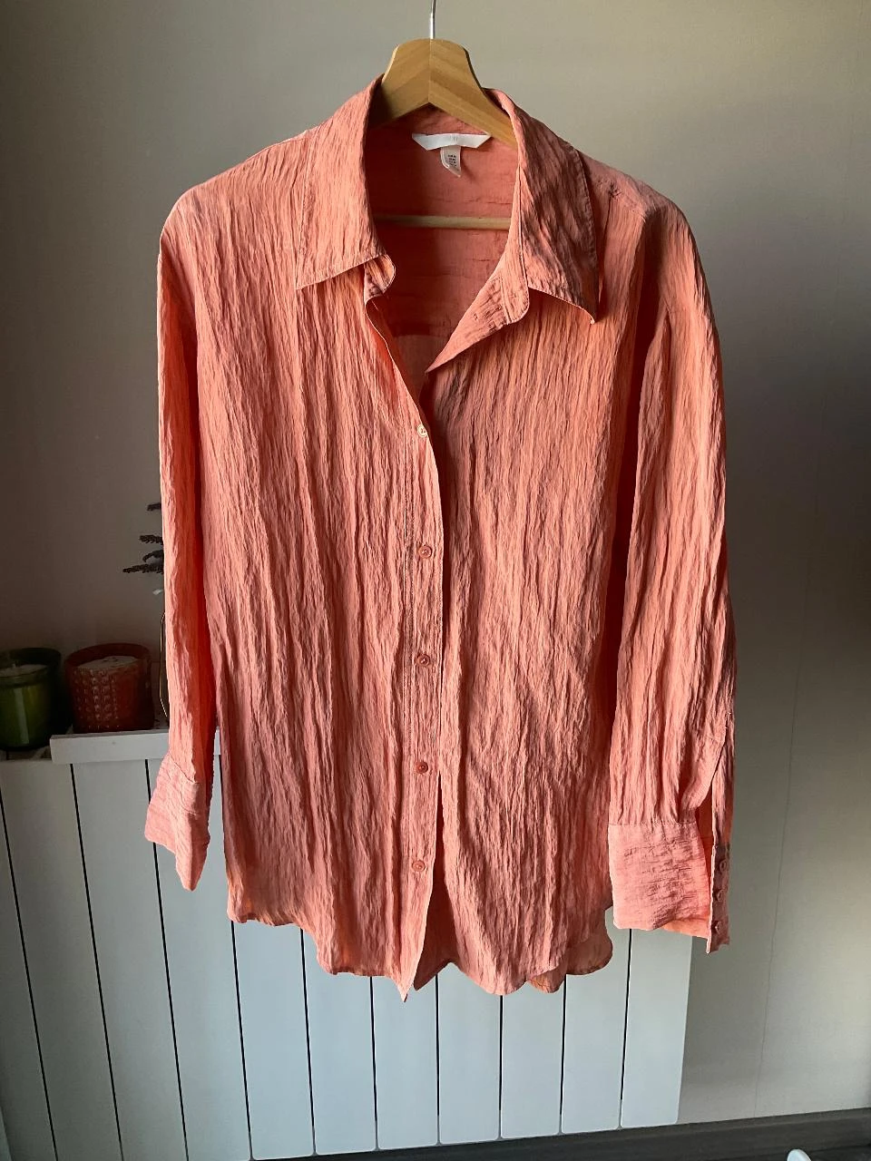 Chemise satinée effet gaufré rose corail H&M taille M